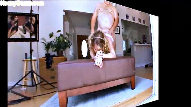 Миниатюрная любительница устроила жёсткую оргию со старичками на диване, теперь будет знать, куда соваться!