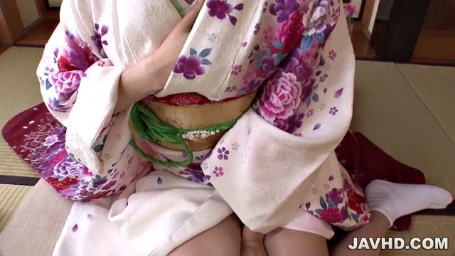 和服の下はノーパンで 誘惑オナニー みづなれい