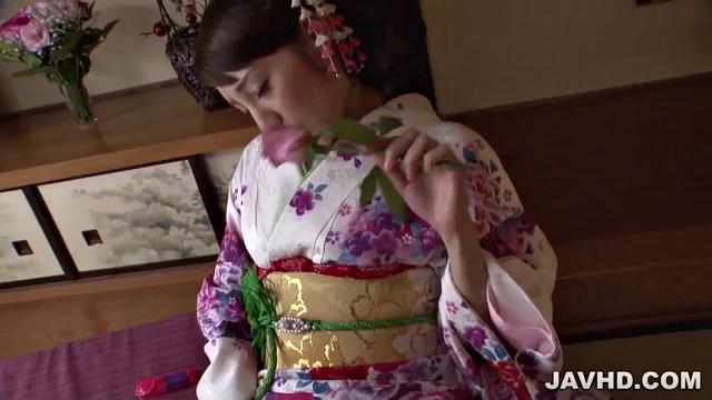 和服の下はノーパンで 誘惑オナニー みづなれい