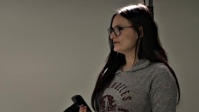 фотографша милфа ловит горячий трах пары в своей студии