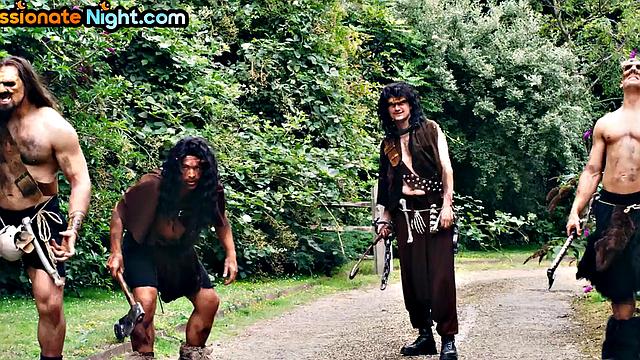 разгорячённые красотки не могут насытиться групповым трахом