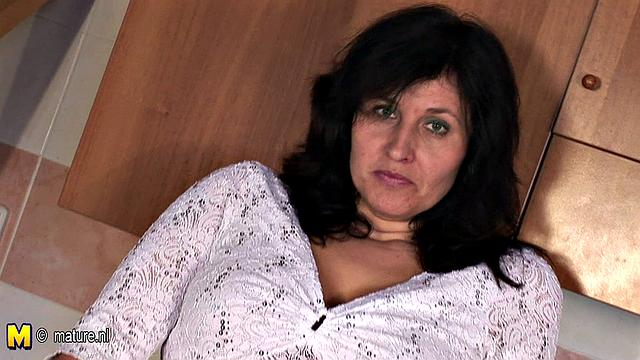 маргарита превращает кухню в личную дрочильню и забивает на обед