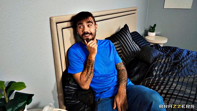 брюнетка получает кунилингус под столом во время онлайн-занятия