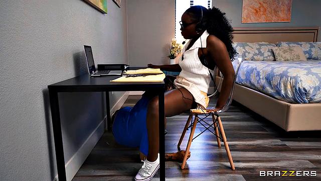 брюнетка получает кунилингус под столом во время онлайн-занятия