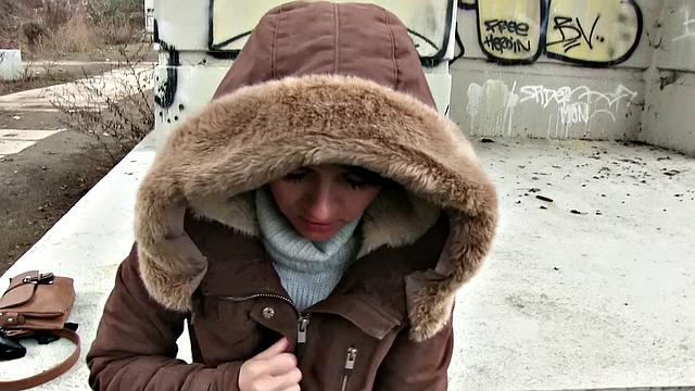 Миниатюрная брюнетка Саша трахается на улице за деньги