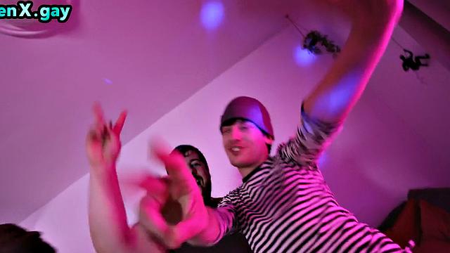 накачанный красавчик трахает худого твинка на вечеринке