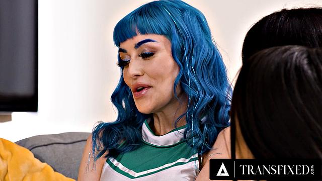 Транс-пара уговаривает подругу на отбор по черлидингу, секс втроём - Khloe Kay, Jewelz Blu и Kasey Kei устраивают настоящий кастинг на матрасе.