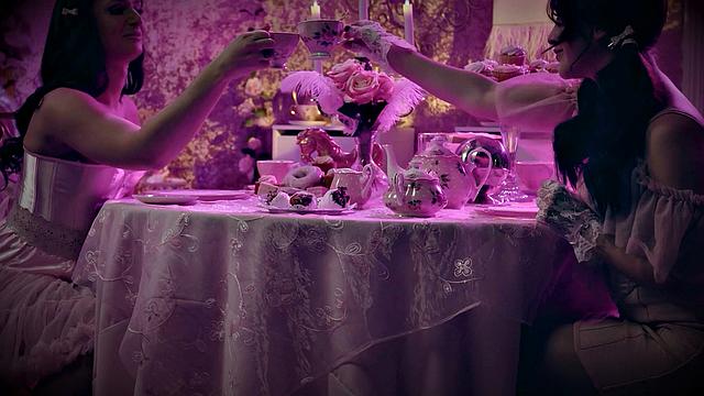 Транс-пара уговаривает подругу на отбор по черлидингу, секс втроём - Khloe Kay, Jewelz Blu и Kasey Kei устраивают настоящий кастинг на матрасе.