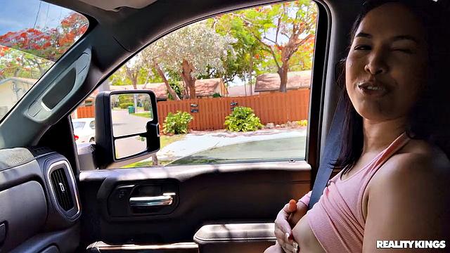 Ариэль Pure Magic потрясла жопой и показала, что даже бывалому JMac есть чему поучиться - магия зрелой киски в деле!