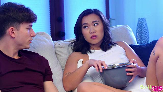 Stepsisters Sleepover - S32:E6