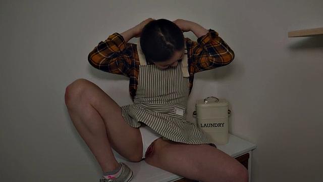 азиатская малышка трахается миссионерски прямо на улице-мимо прохожих и приличий