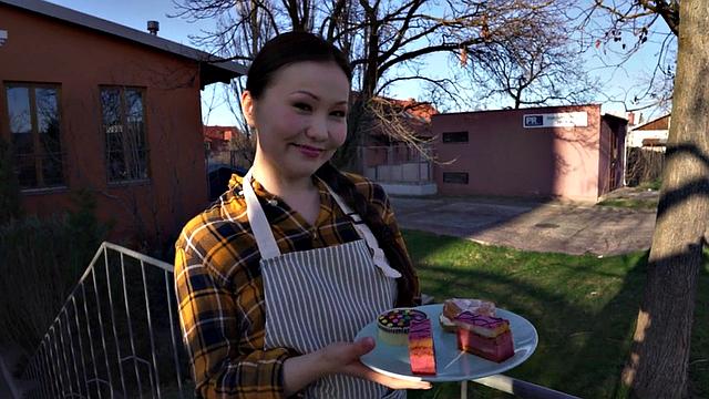 азиатская малышка трахается миссионерски прямо на улице-мимо прохожих и приличий