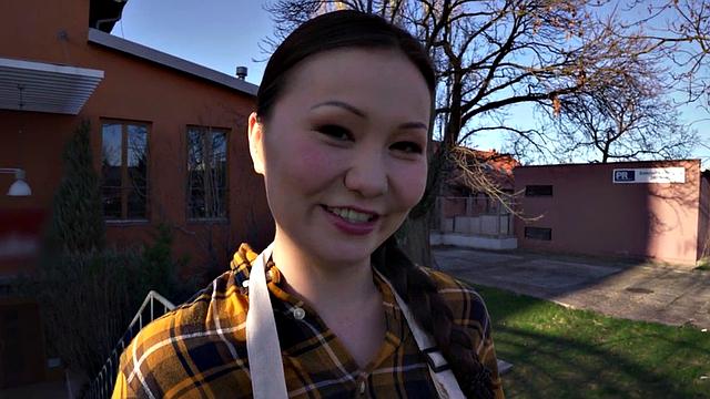 азиатская малышка трахается миссионерски прямо на улице-мимо прохожих и приличий