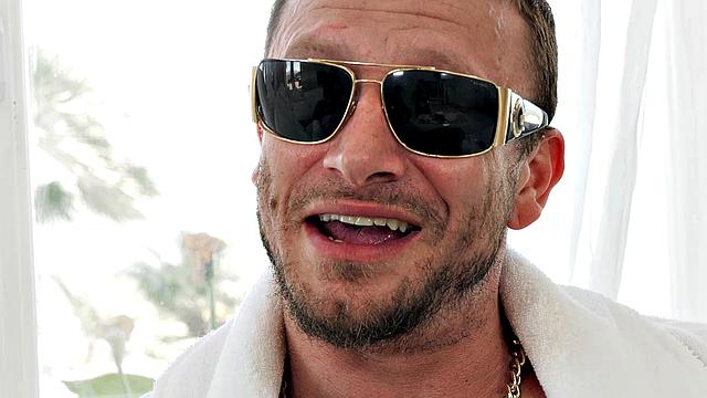 natalia starr трахается с дилером, а парень куколдит сбоку