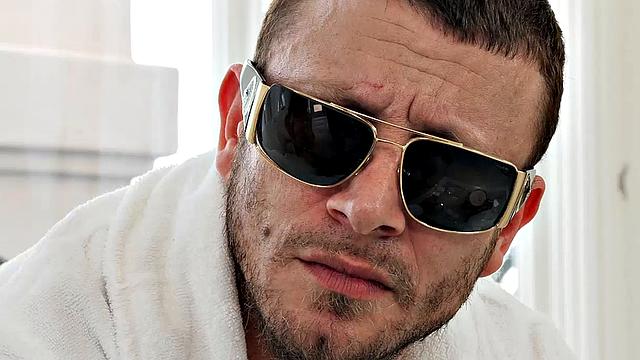 natalia starr трахается с дилером, а парень куколдит сбоку