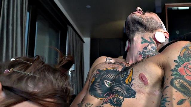 Smoking alt eating pussy