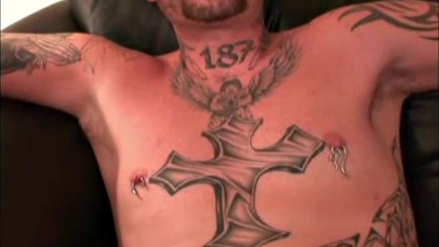 рабочий мужик дрочит после смены, потому что кто-то должен