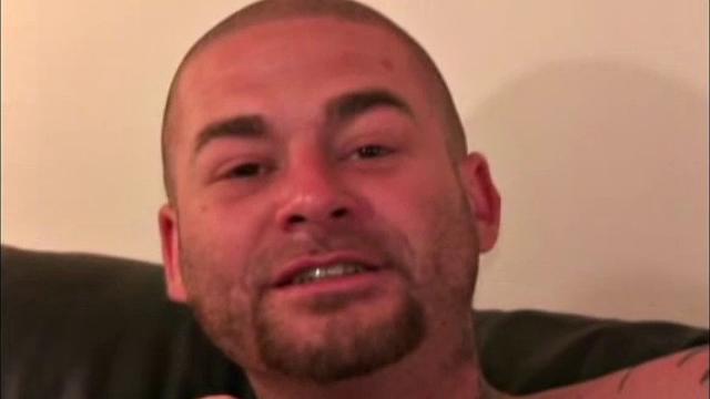 рабочий мужик дрочит после смены, потому что кто-то должен