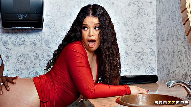 Ужин с куколдом - выбирают любовника прямо за столом, а потом делают тройничок в сортире, всё на камеру, приколы из ресторана от Archer Ali, Vince Karter и Ace Hardz.