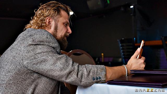 Ужин с куколдом - выбирают любовника прямо за столом, а потом делают тройничок в сортире, всё на камеру, приколы из ресторана от Archer Ali, Vince Karter и Ace Hardz.