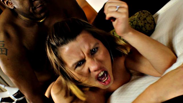 Жена радует себя на годовщину с Дреддом: муж пока кукует