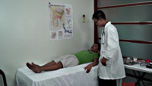 Смотри, как азиатский врач сосет член пациенту на приёме.