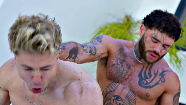 Раскачанный в татухах шпилит блондина без резины, спортивная дружба на максимум
