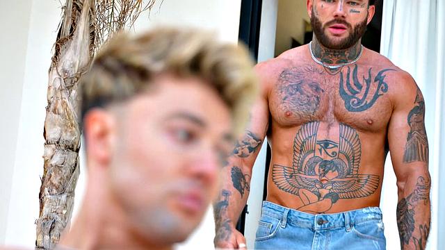 Раскачанный в татухах шпилит блондина без резины, спортивная дружба на максимум