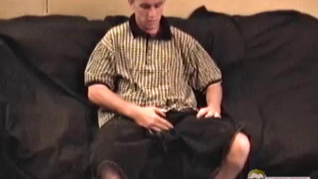 Майк сходит с ума по члену тёти Боба и сам себя доводит до оргазма