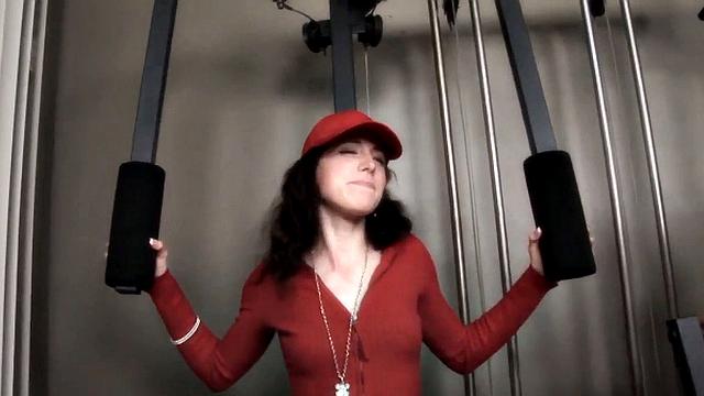 стройная брюнетка трахается со зрелым мужиком в спортзале