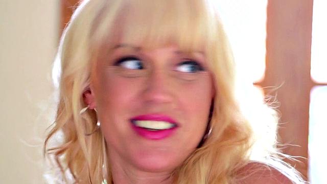 Блондинка Тори Карсин срывает микробикини и дрочит у бассейна