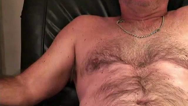 Рик в мужских руках кончает по-взрослому