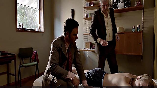 Сара Хьорт Дитлевсен раздевается догола в ванной