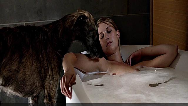 Сара Хьорт Дитлевсен раздевается догола в ванной