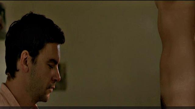 Сара Хьорт Дитлевсен раздевается догола в ванной