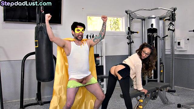 Сочная зрелая с большой жопой трахается с двумя опытными мужиками в спортзале.