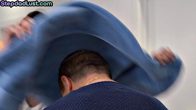Сочная зрелая с большой жопой трахается с двумя опытными мужиками в спортзале.