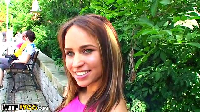 Smiley babe in outdoor sex video