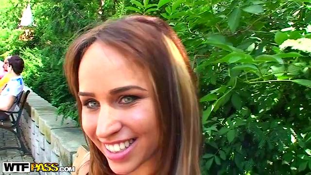 Smiley babe in outdoor sex video