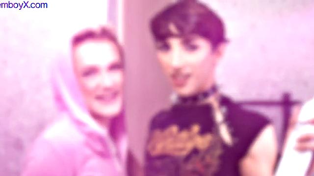 Качок трахается без резинки с двумя фембоями в жопу