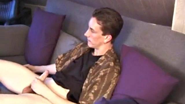 дерек спускает штаны и устраивает мини-шоу для своего члена