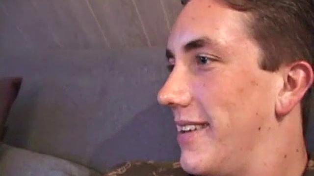 дерек спускает штаны и устраивает мини-шоу для своего члена
