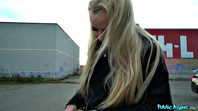 Виктория Pure - зрелая блондинка отсасывает и принимает в рот за деньги в Праге, пока ждёт парня.