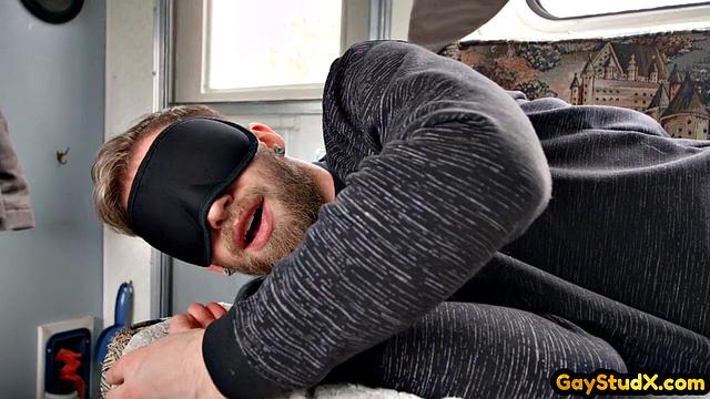 Мускулистый гей-спортсмен сосёт и получает жёстко в зад от парня с большим членом.