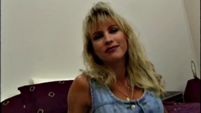 Amateur bimbo with big tits plays with her snatch alone