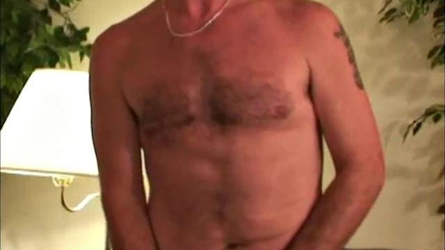 Рабочие дружно дрочат после смены, премии не дали - хоть кончить можно