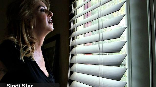 зрелая блондинка теряет голову от черного члена