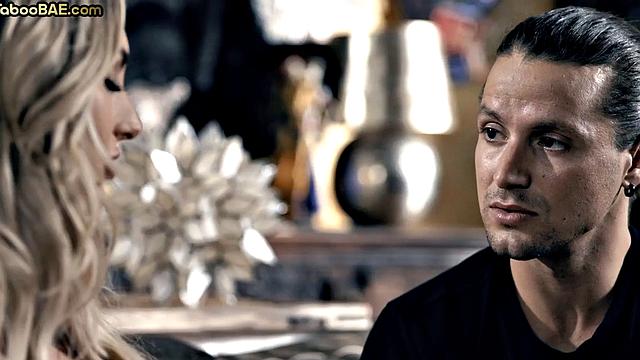 пышногрудая красотка получает страстный секс от парня