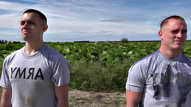 военные парни трахаются и лижут жопы на улице с черными