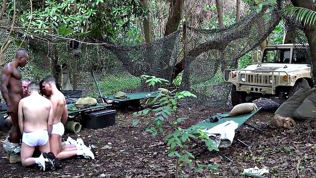 военные парни трахаются и лижут жопы на улице с черными